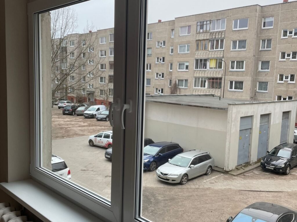 Išvalytas buto langas daugiabutyje